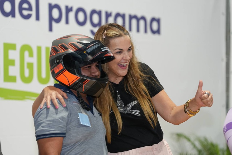 Cecilia Patrón cuida a repartidores de aplicaciones con la entrega de más de 500 cascos