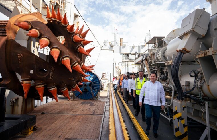 Díaz Mena visita el buque de dragado Fernando Magallanes