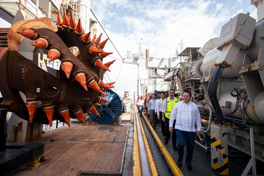 Díaz Mena visita el buque de dragado Fernando Magallanes
