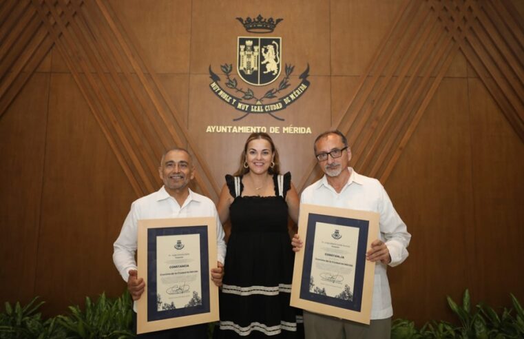 Cecilia Patrón entrega nombramientos a los nuevos cronistas de Mérida