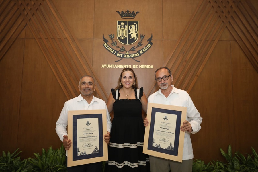 Cecilia Patrón entrega nombramientos a los nuevos cronistas de Mérida