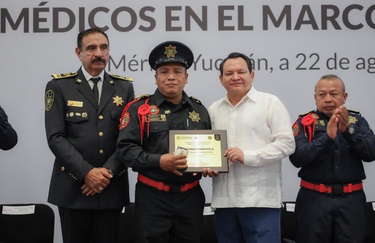 Díaz Mena honra la labor de bomberos y paramédicos de Yucatán
