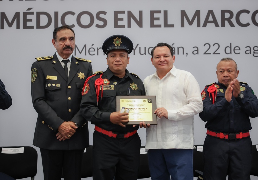 Díaz Mena honra la labor de bomberos y paramédicos de Yucatán