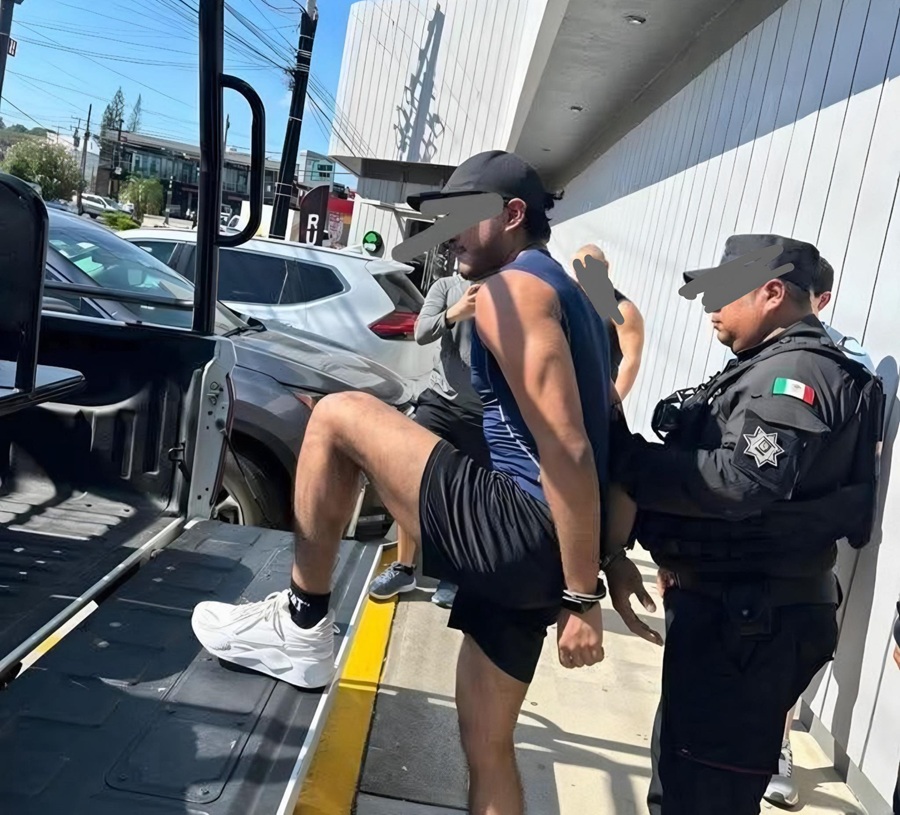 Atrapan a un futuro doctor grabando a hombres que se bañaban en un gimnasio