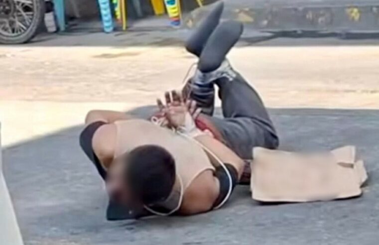 Amarran a ladrón y le colocan letrero de advertencia para otros ratas