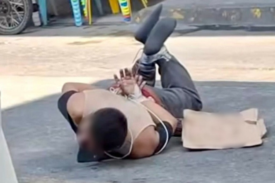 Amarran a ladrón y le colocan letrero de advertencia para otros ratas