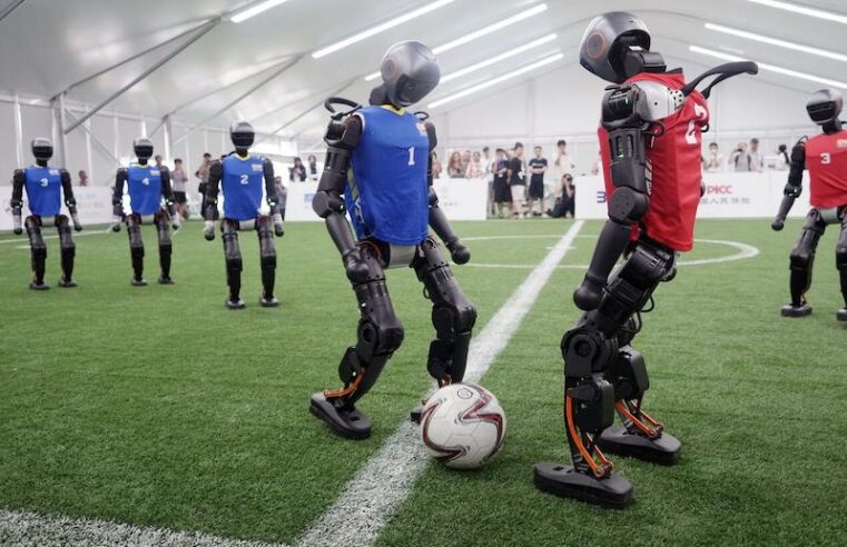 Robots humanoides futbolistas juegan mejor que Lionel Messi y Cristiano Ronaldo