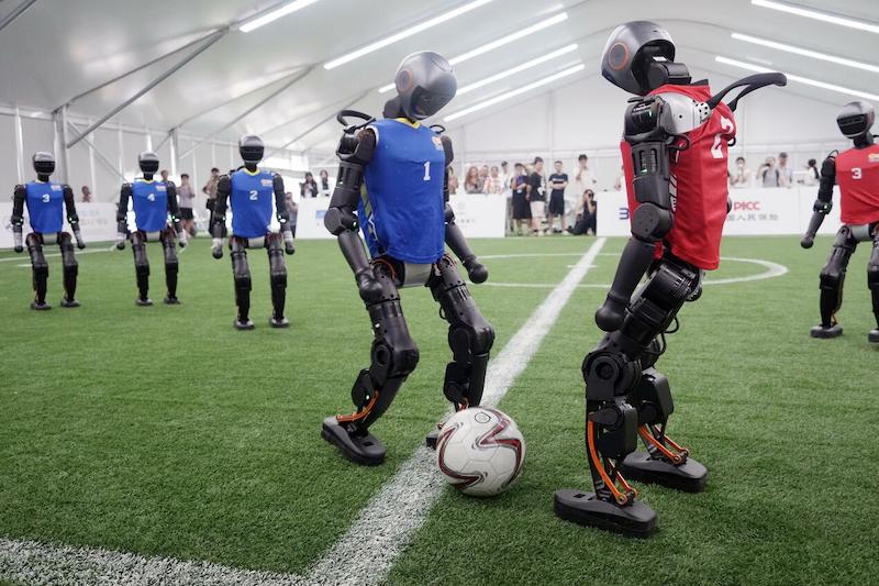 Robots humanoides futbolistas juegan mejor que Lionel Messi y Cristiano Ronaldo