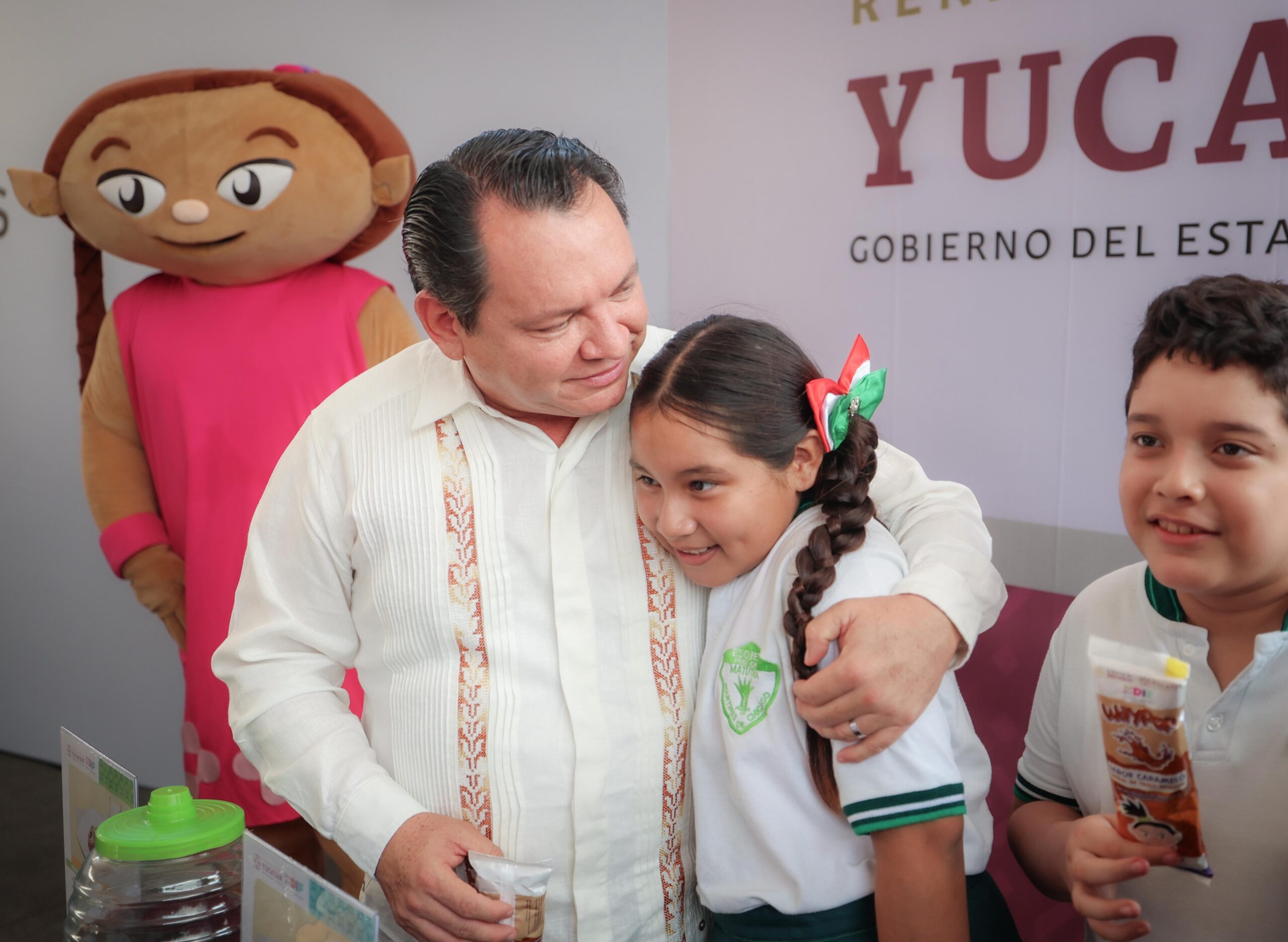 Huacho Díaz renueva escuela con casi 100 años de historia en Progreso
