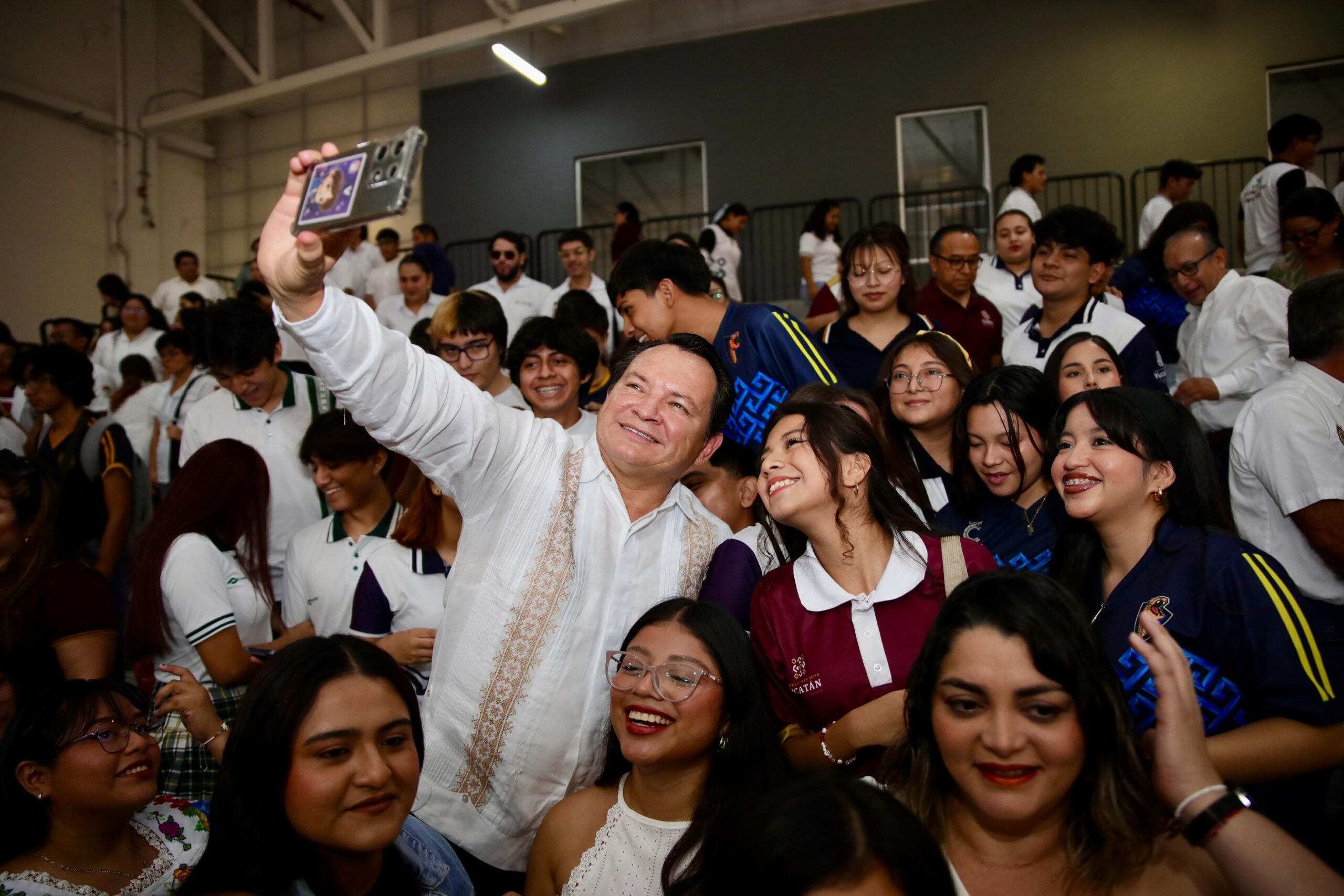 Díaz Mena inaugura espacio de diálogo juvenil sobre salud mental 
