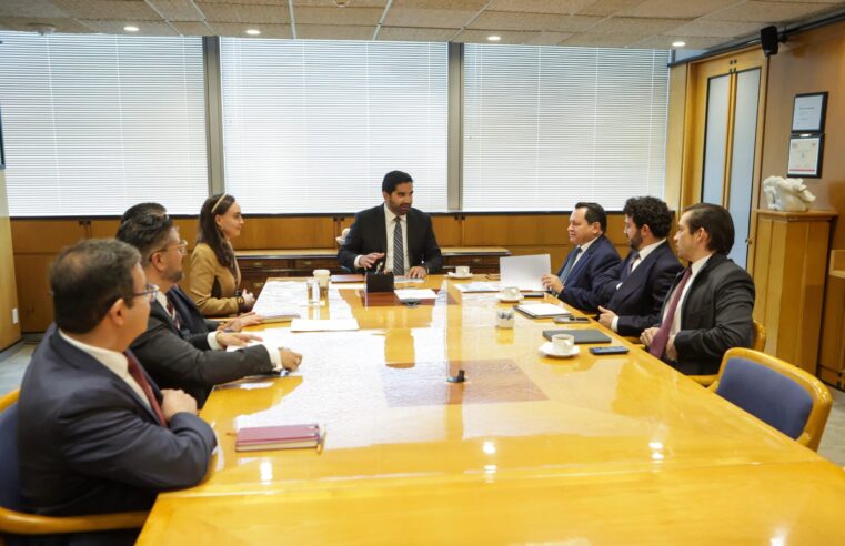 Huacho Díaz promueve proyectos industriales de Yucatán