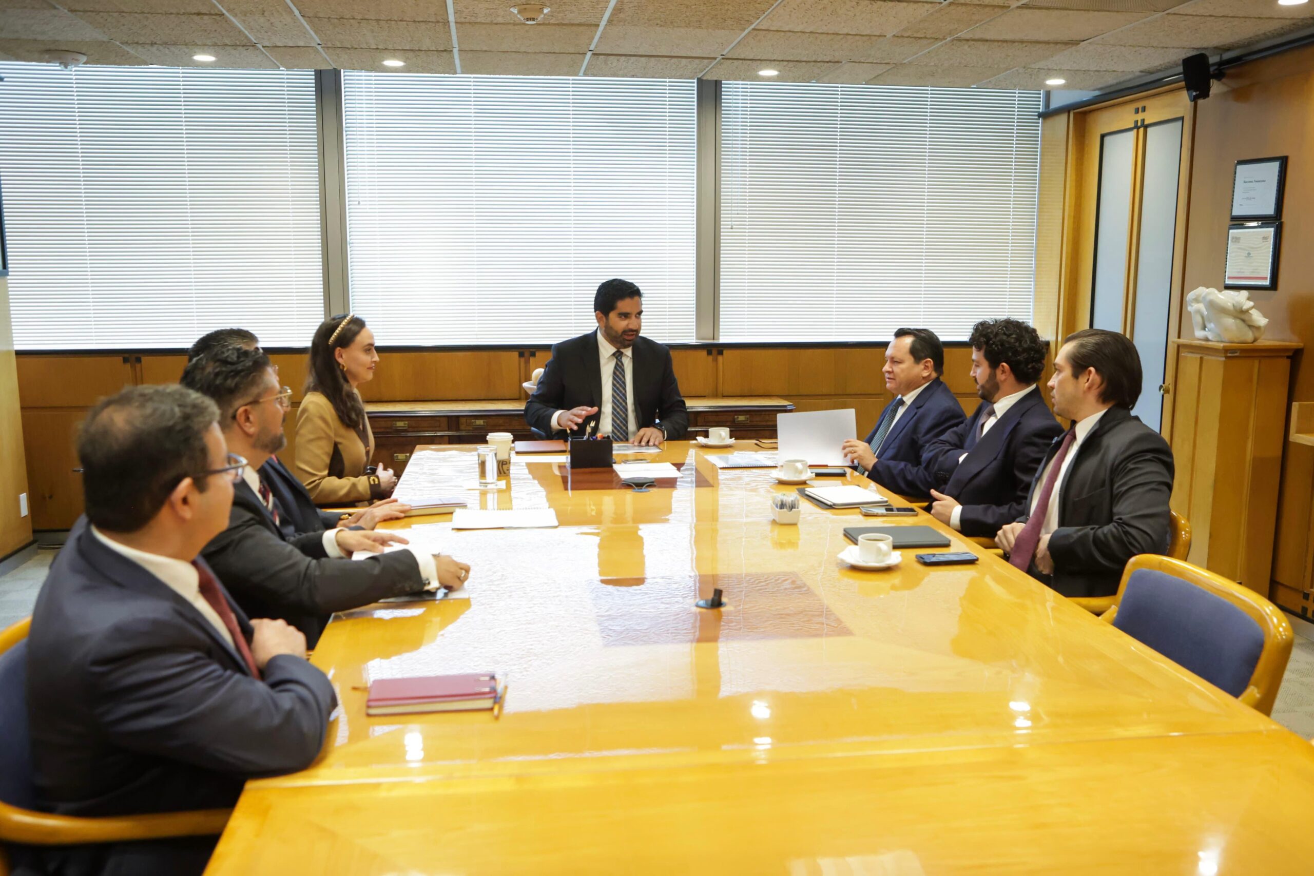 Huacho Díaz promueve proyectos industriales de Yucatán