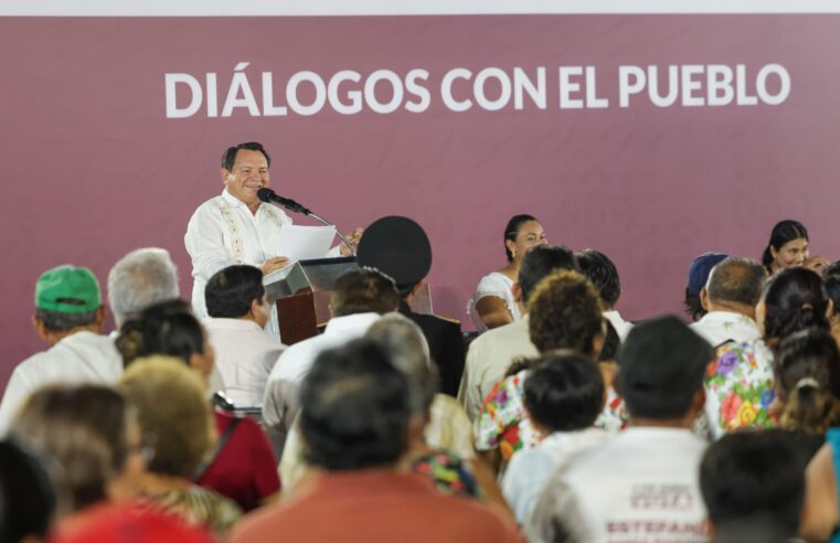 Díaz Mena escucha y responde peticiones de vecinos de la Amalia Solórzano