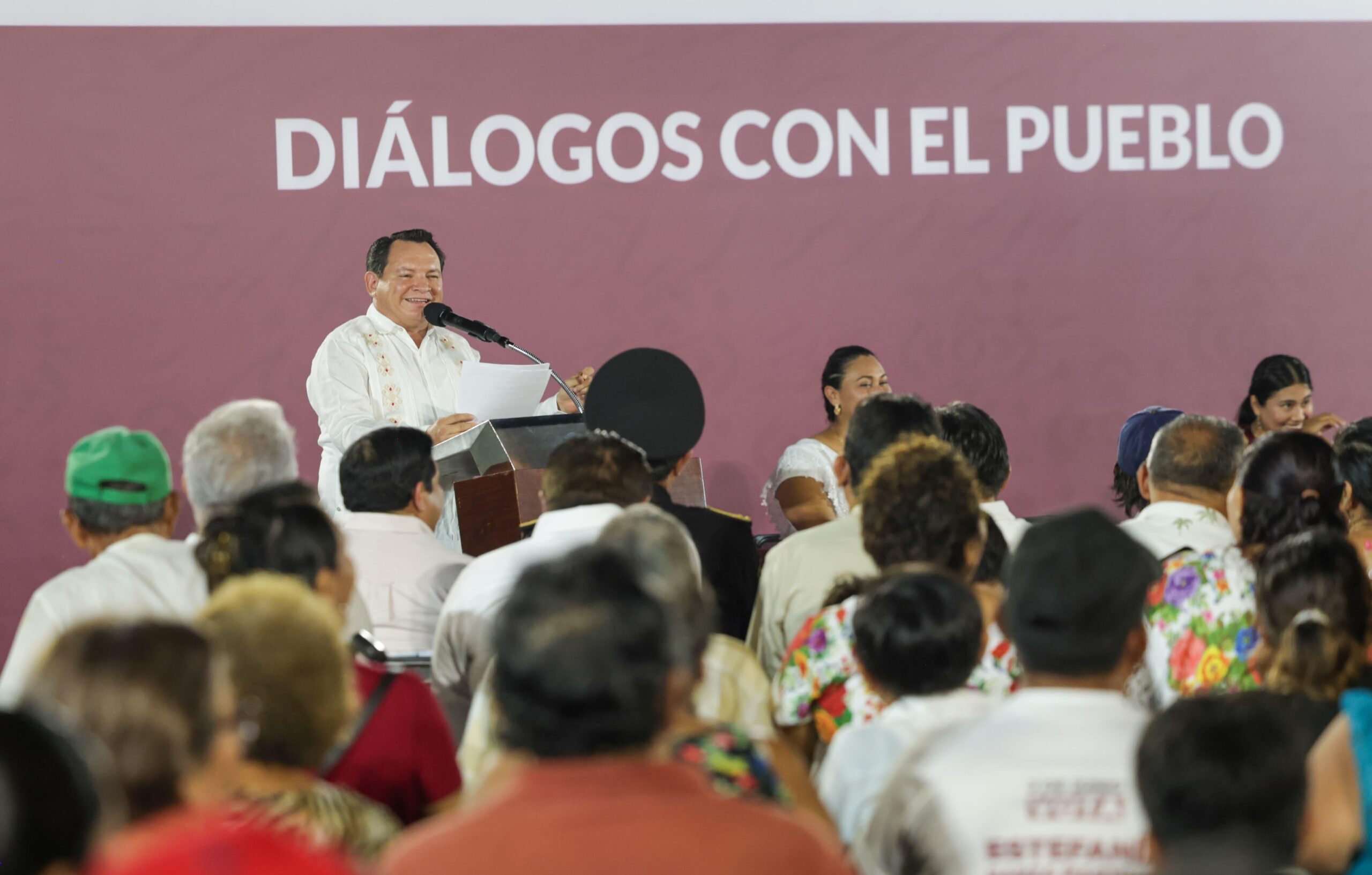 Díaz Mena escucha y responde peticiones de vecinos de la Amalia Solórzano