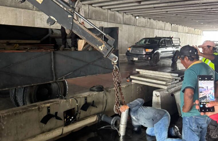 Se ponen «buzos» en el Ayuntamiento y le dan mantenimiento al Paso Deprimido