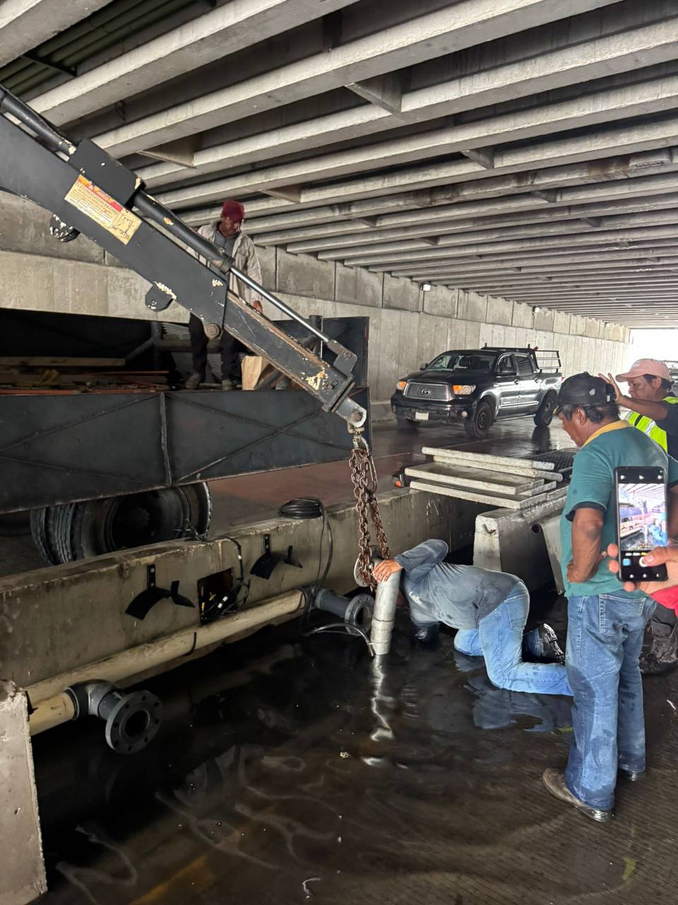 Se ponen «buzos» en el Ayuntamiento y le dan mantenimiento al Paso Deprimido