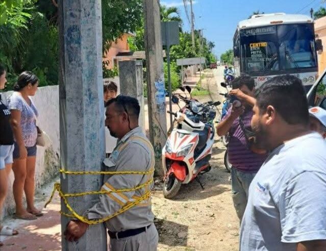 Amarran a un poste a trabajador de la CFE tras 12 horas sin luz