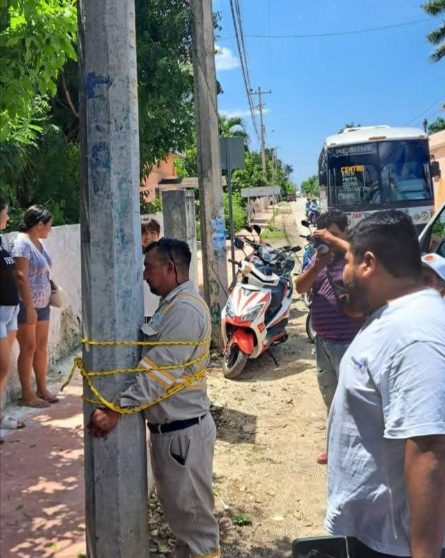 Amarran a un poste a trabajador de la CFE tras 12 horas sin luz