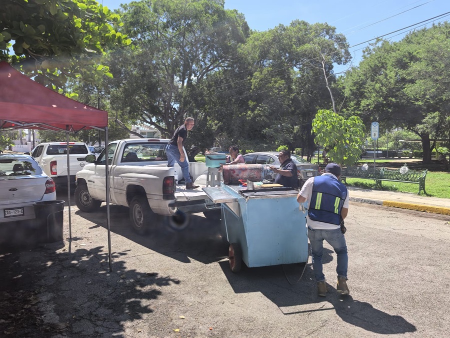 Ayuntamiento de Mérida retira puestos ambulantes irregulares