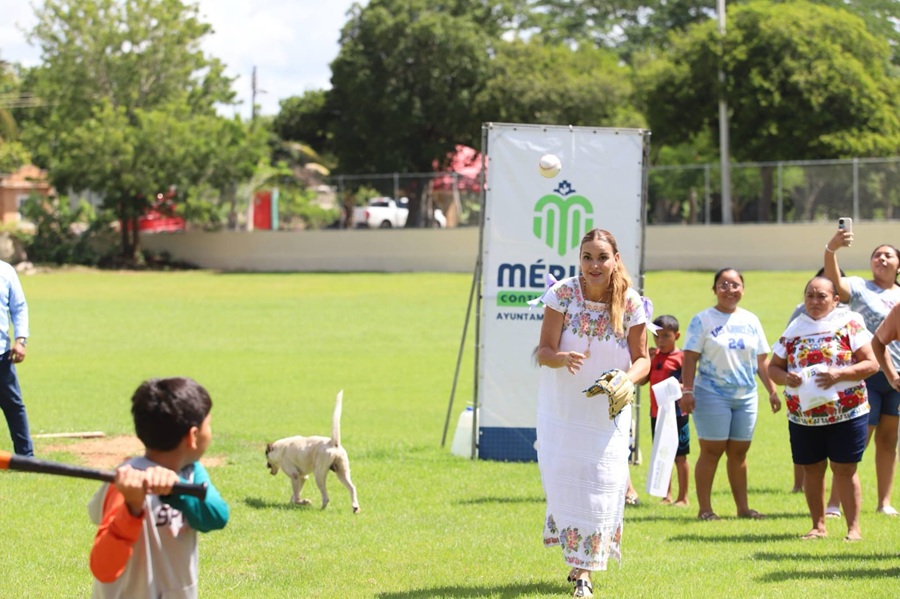 Entrega Cecilia Patrón el rehabilitado campo deportivo de Hunxectamán