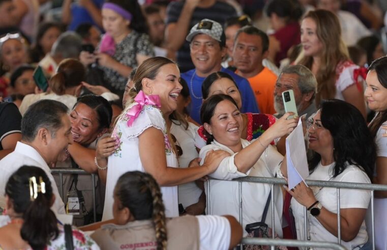 Cecilia Patrón recibe el cariño de la gente en el informe de Claudia Sheinbaum en Xmatkuil