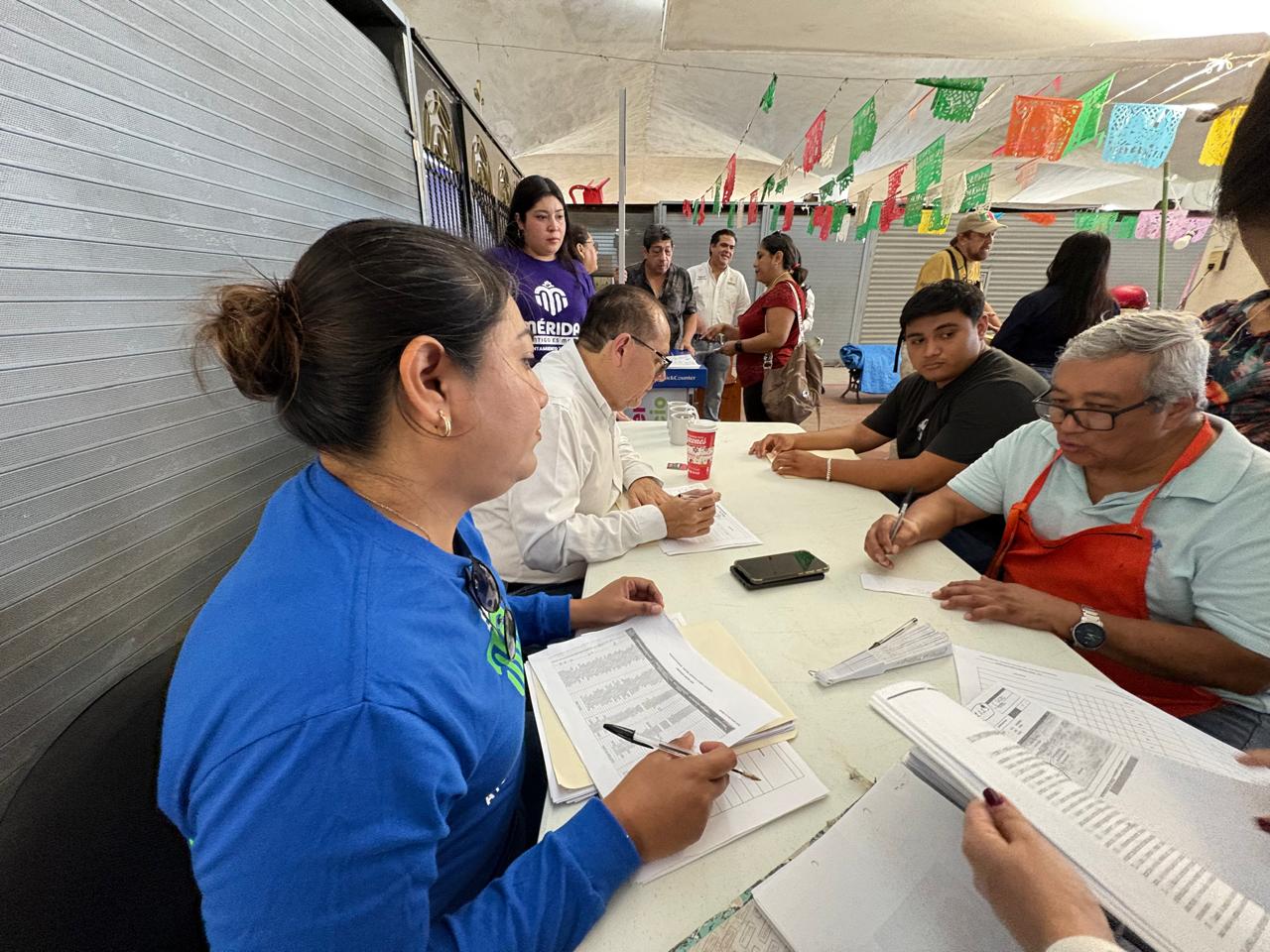 Cercanía en los mercados: el Ayuntamiento de Mérida atiende a locatarios de Santa Ana