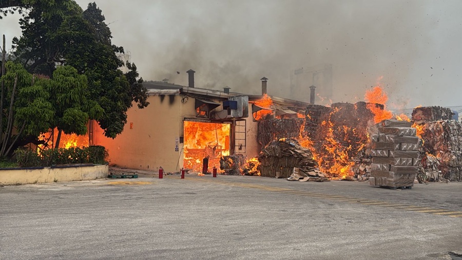 Se quema una planta de cartón de crío en el Periférico de Mérida