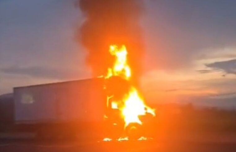 Queman camión en Michoacán para exigir la búsqueda de tres jóvenes desaparecidos