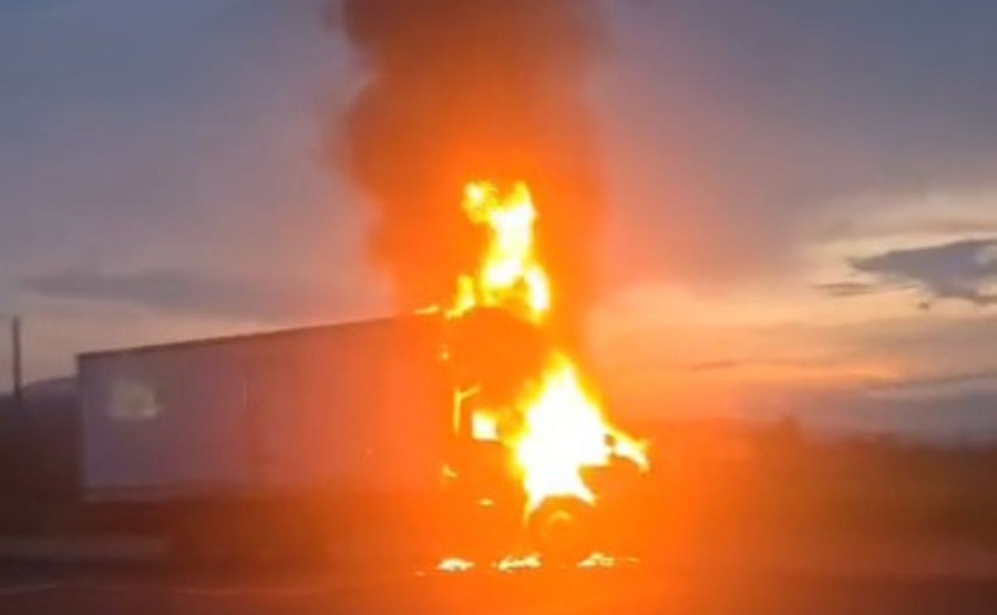 Queman camión en Michoacán para exigir la búsqueda de tres jóvenes desaparecidos