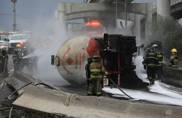 Explota una pipa de gas LP en Iztapalapa: tres muertos y decenas de heridos