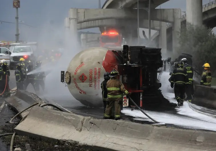 Explota una pipa de gas LP en Iztapalapa: tres muertos y decenas de heridos