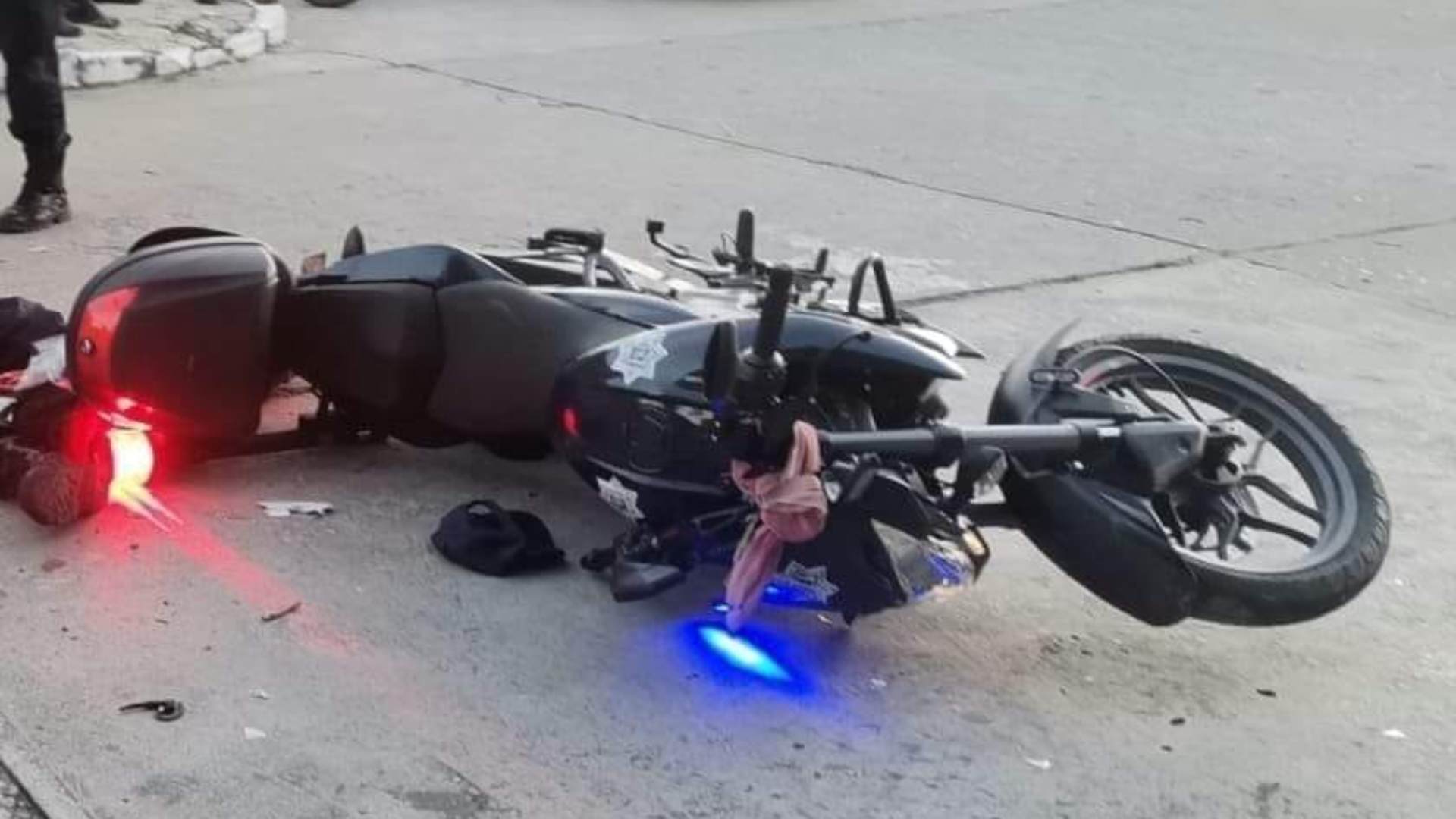 Menor se suelta de su madre y lo golpea moto de la SSP