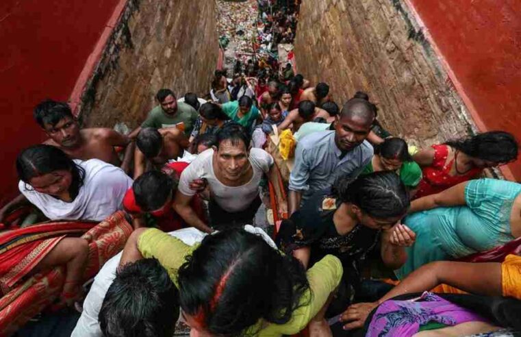 Parejas se bañan en las aguas de un pozo sagrado para tener hijos