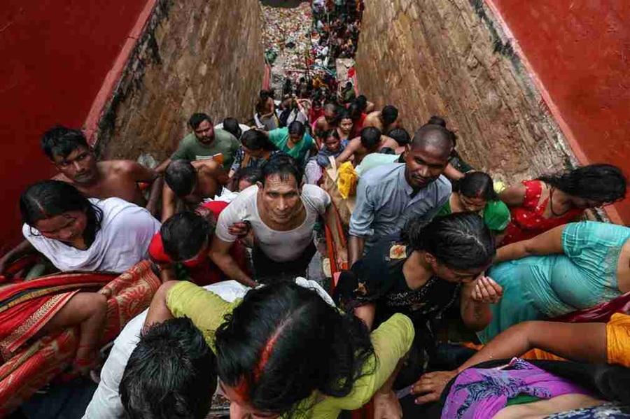 Parejas se bañan en las aguas de un pozo sagrado para tener hijos