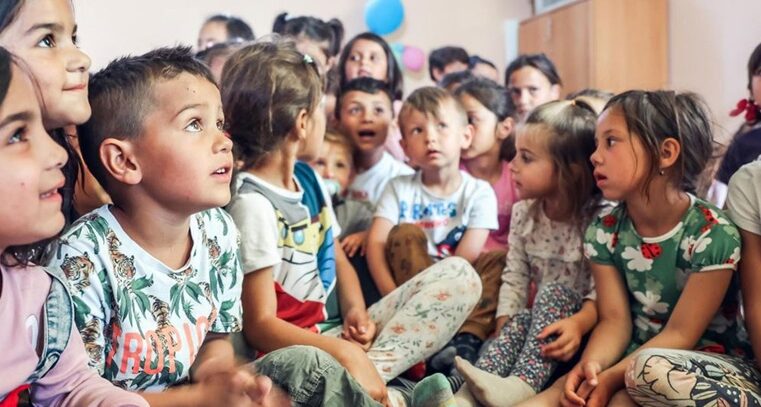 En Ucrania vuelven a clases bajo tierra para protegerse de los bombardeos rusos