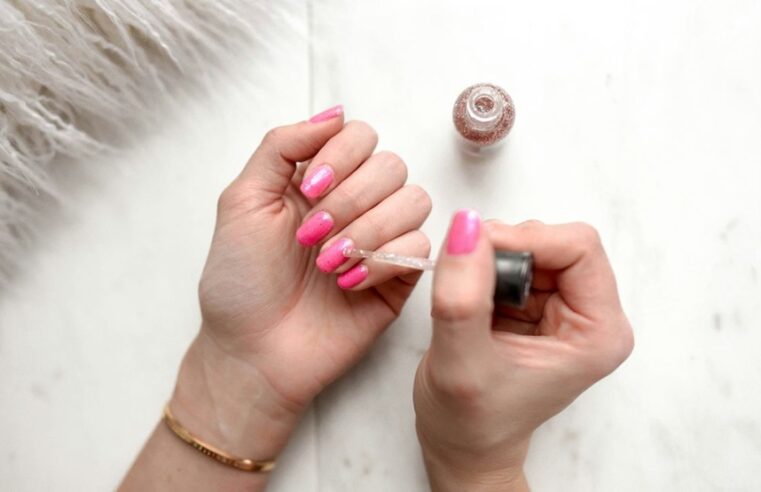 Sustancia utilizada en esmaltes de uñas es cancerígena y puede causar abortos