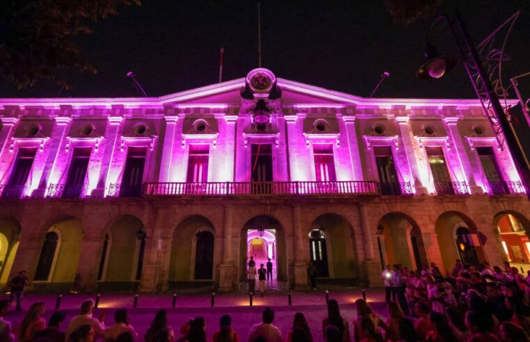 Palacio de Gobierno se ilumina de rosa en la lucha contra el cáncer de mama 