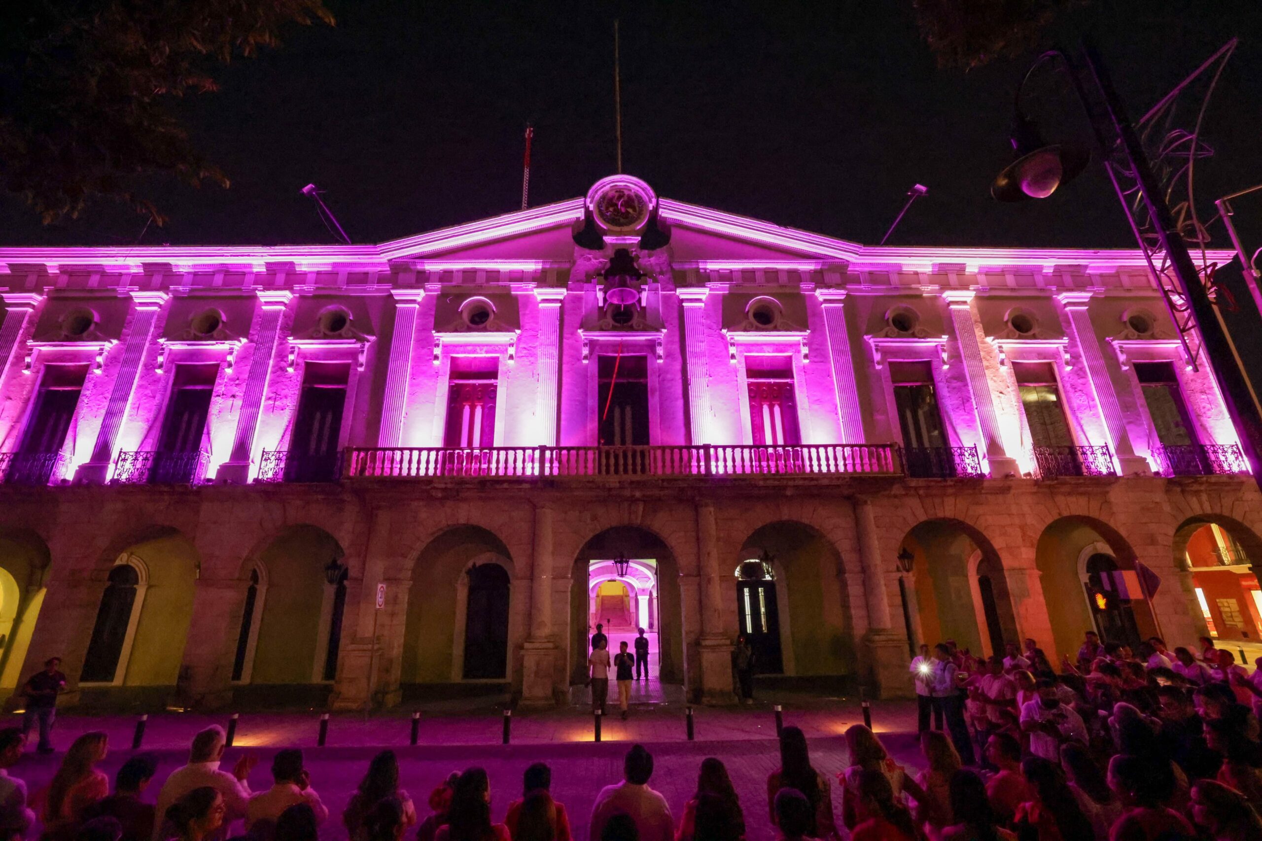 Palacio de Gobierno se ilumina de rosa en la lucha contra el cáncer de mama 