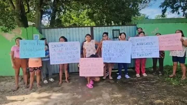 Padres de familia cierran escuela y calle en Acanceh por falta de luz y agua