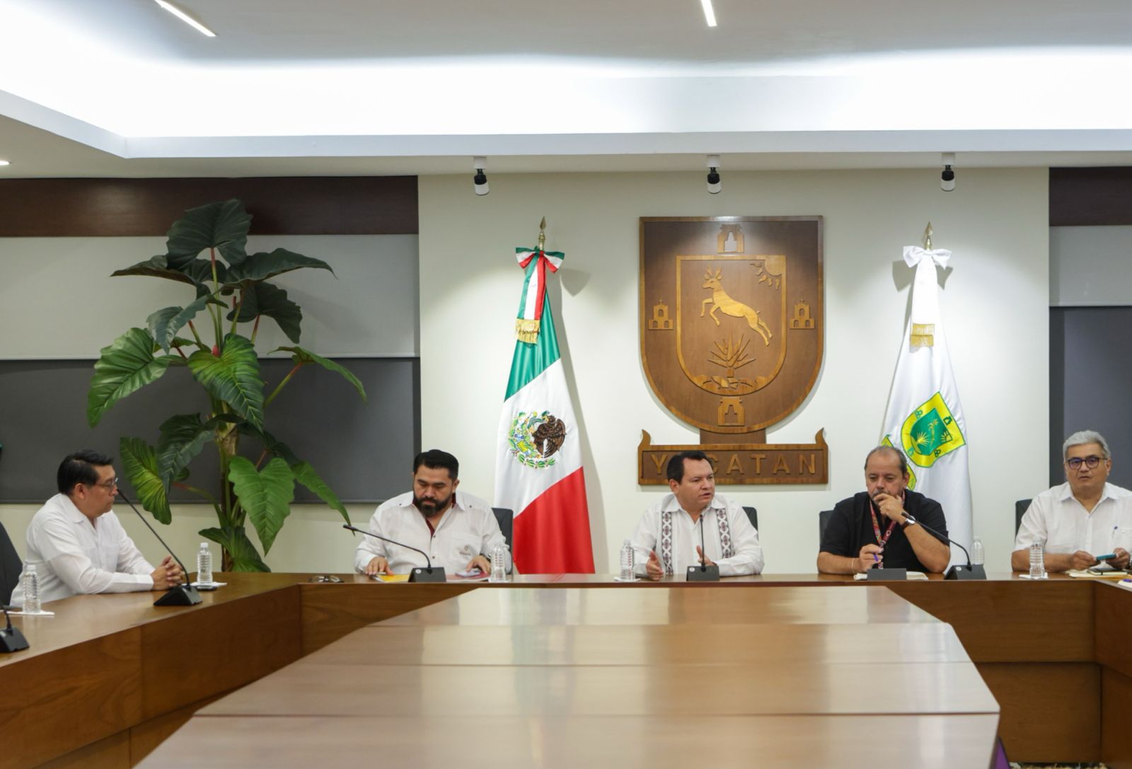 Huacho Díaz da seguimiento a temas del transporte público en reunión con la ATY