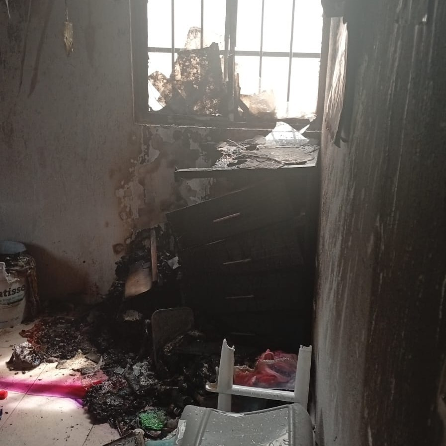 Celular cargándose causa incendio en una casa de Ciudad Caucel