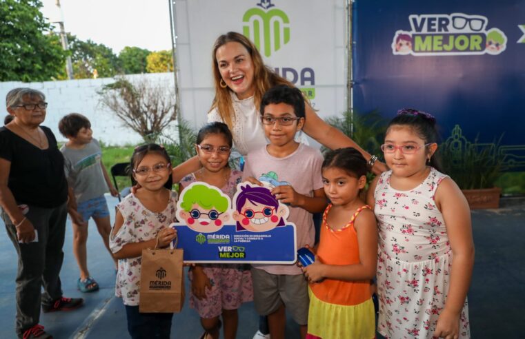 Apoya Cecilia Patrón con lentes a niñas y niños de escuelas primarias