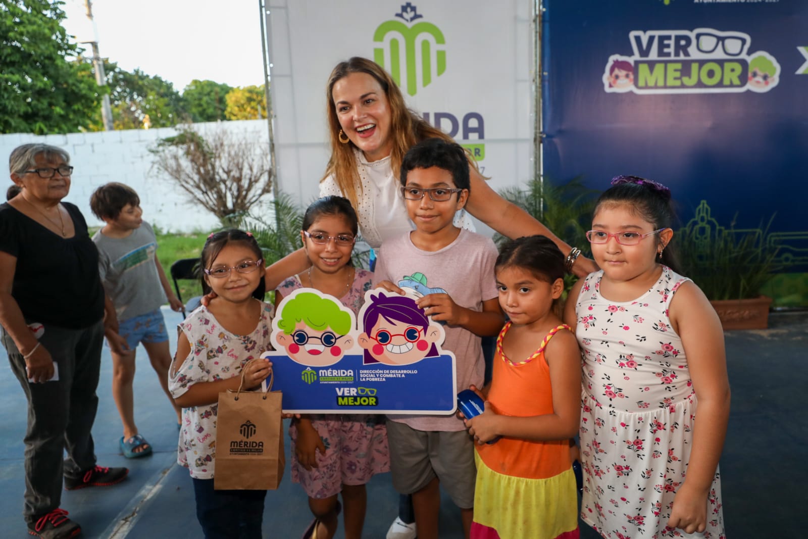 Apoya Cecilia Patrón con lentes a niñas y niños de escuelas primarias