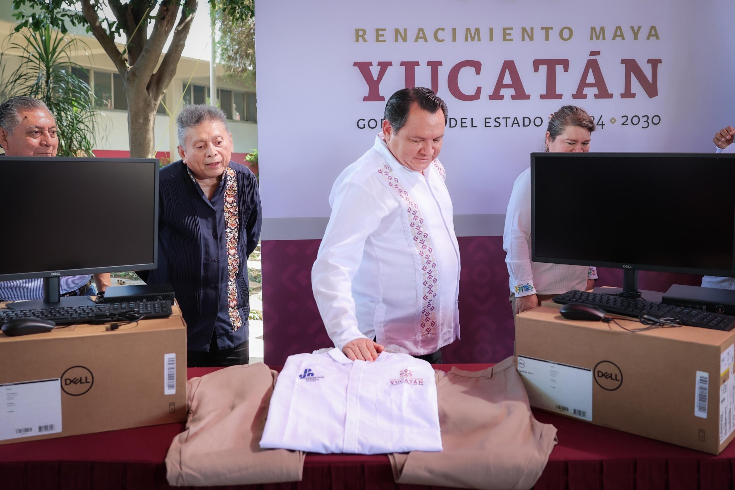 Huacho Díaz entrega equipo de cómputo y uniformes a personal de la UPN