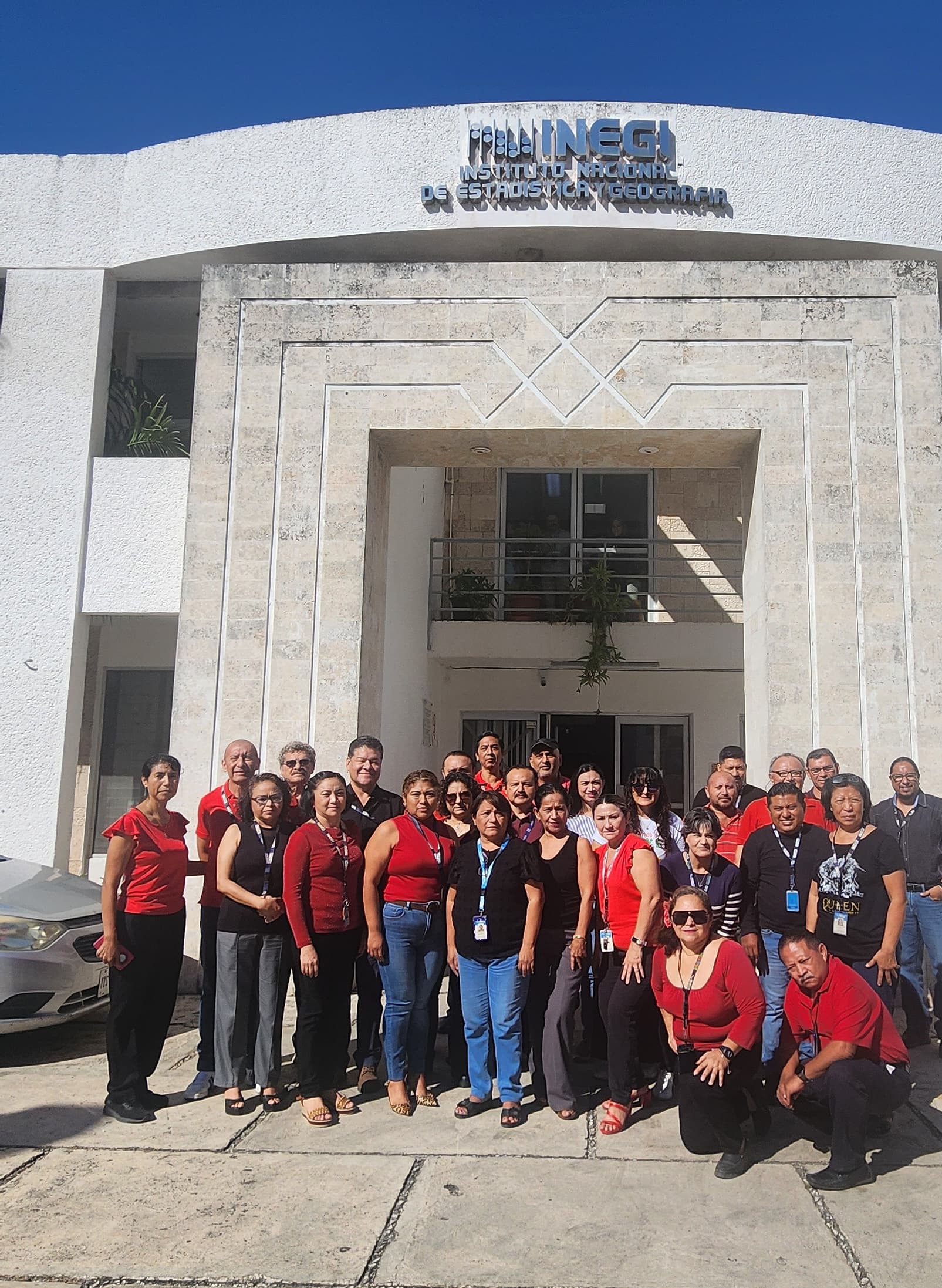 Protesta de brazos caídos en el INEGI en Yucatán