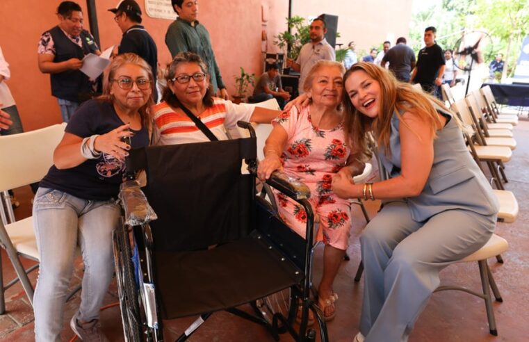 Cecilia Patrón entrega aparatos ortopédicos y auditivos a personas con discapacidad de Mérida