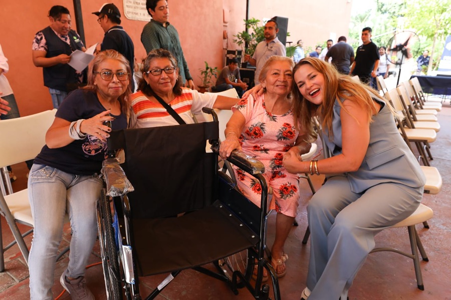 Cecilia Patrón entrega aparatos ortopédicos y auditivos a personas con discapacidad de Mérida