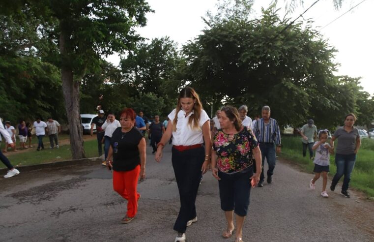 Cecilia Patrón sigue caminando calle por calle de cerca a la gente