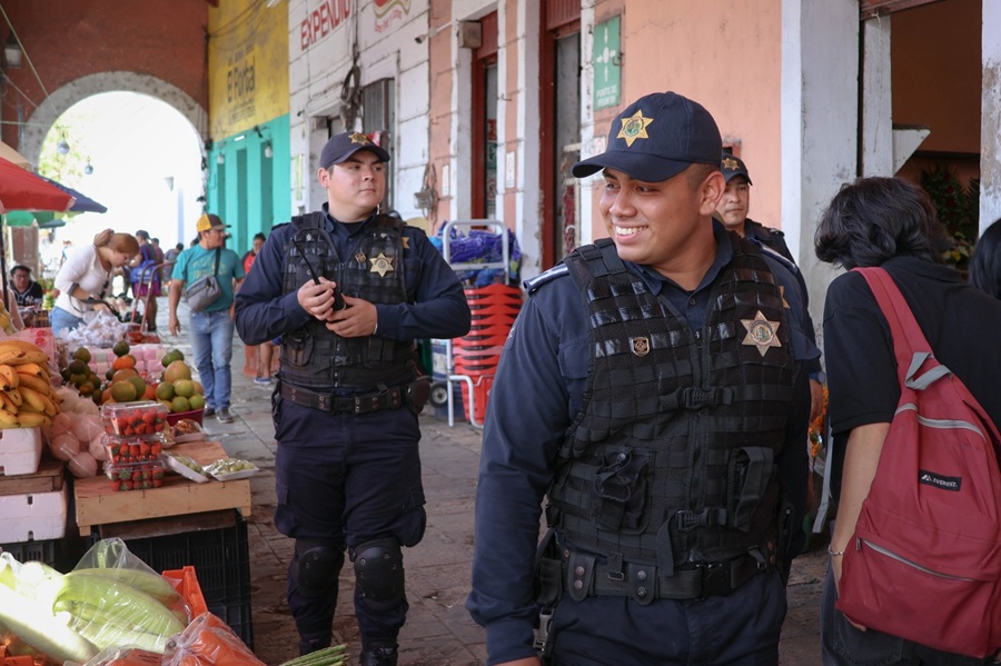 Policía de Mérida refuerza la seguridad en mercados y cementerios por el Día de Muertos