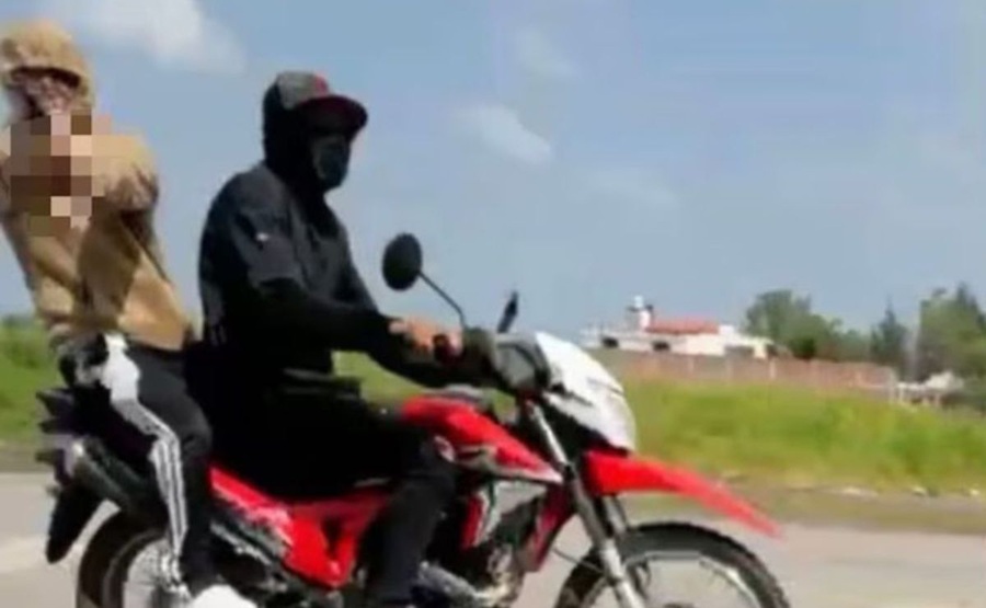 Lo rafaguean por denunciar baches en vivo